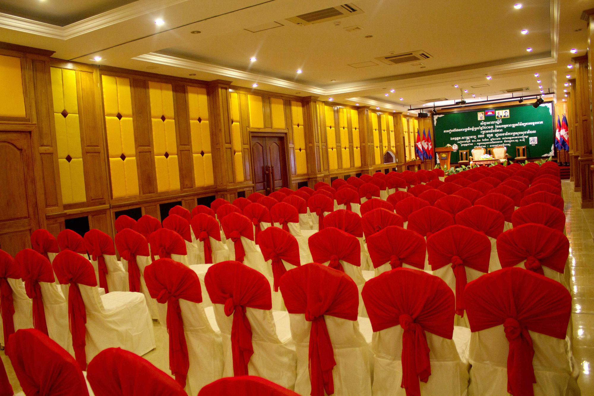 ดารารังสี อังกอร์ โฮเต็ล Hotel เสียมราฐ ภายนอก รูปภาพ